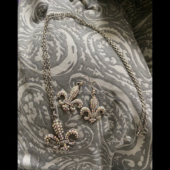Fleur de lis necklace and earring set - Picture 4 of 6